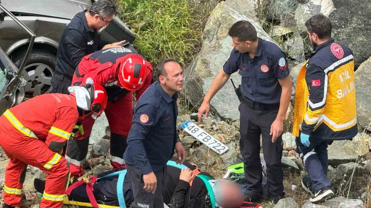 Muğla'da dehşet anları: Otomobil uçuruma uçtu, ekipler halatlarla kurtardı