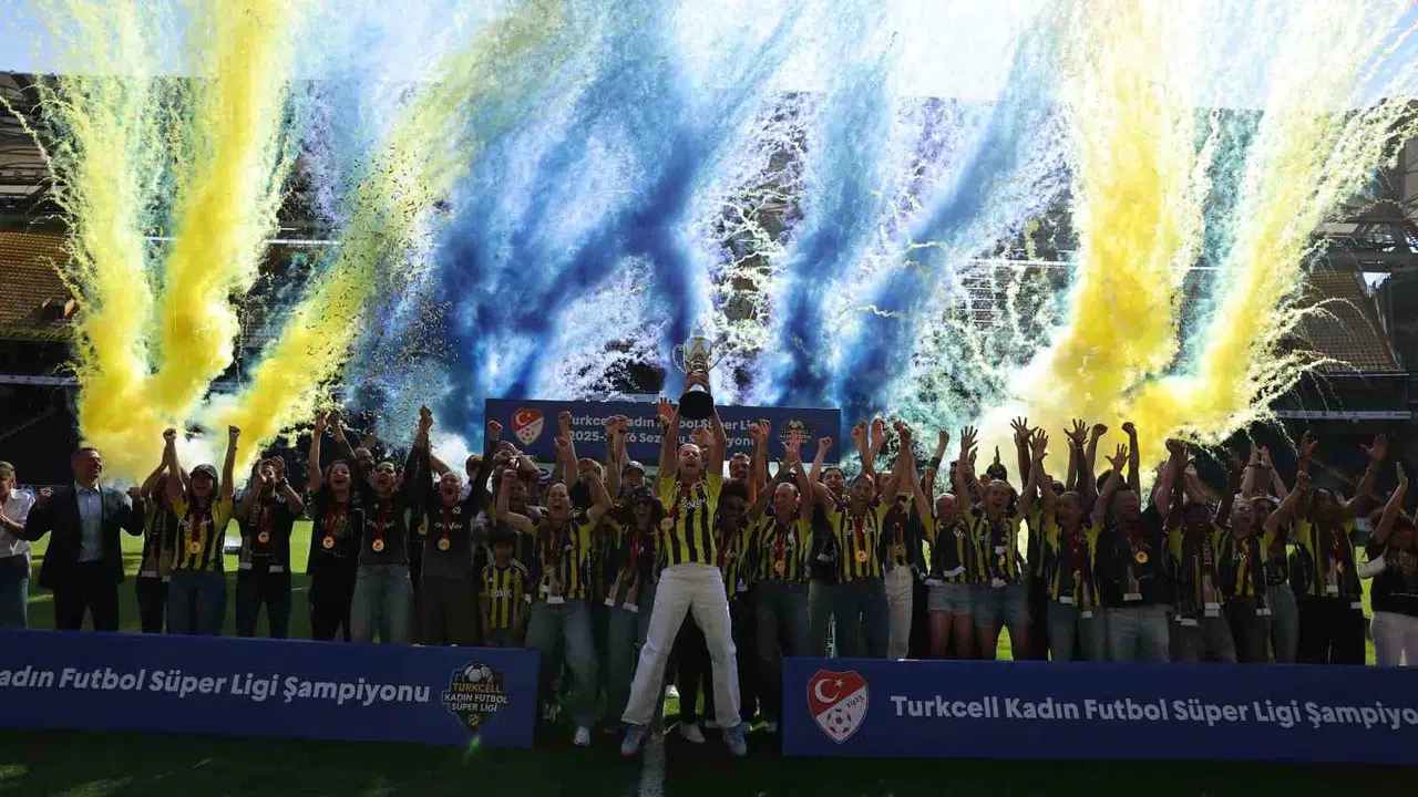 Sarı-Lacivertli kadınlar tarih yazdı: Şükrü Saracoğlu’nda şampiyonluk coşkusu
