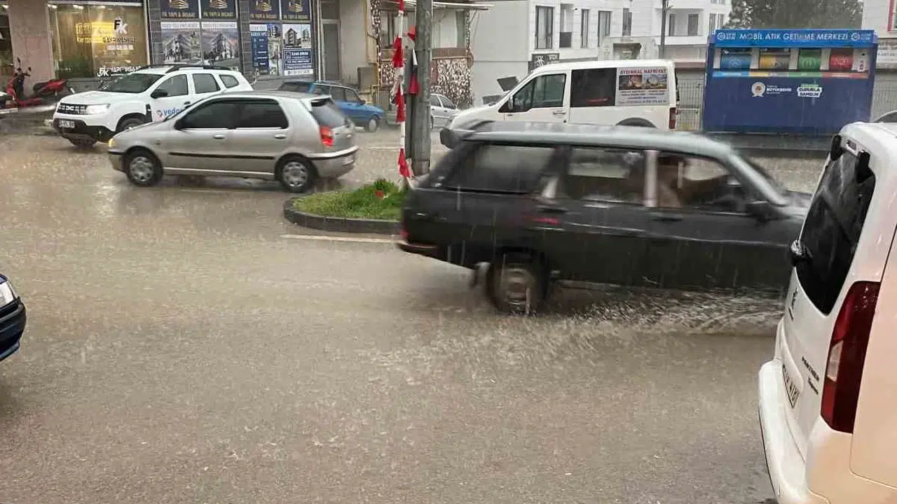 Samsun’da gökyüzü karardı: Kavak’ta hayatı felç eden sağanak