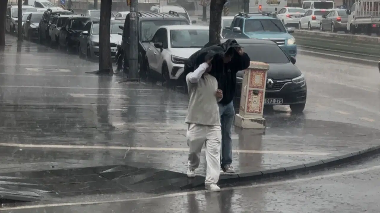 Gaziantep’te gökyüzü bir anda karardı: Şehir merkezinde hayat felç oldu