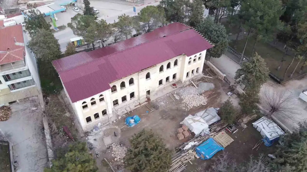 Tarihi mektep restorasyonunda kanlı hesaplaşma: İnşaat alanı bir anda karıştı