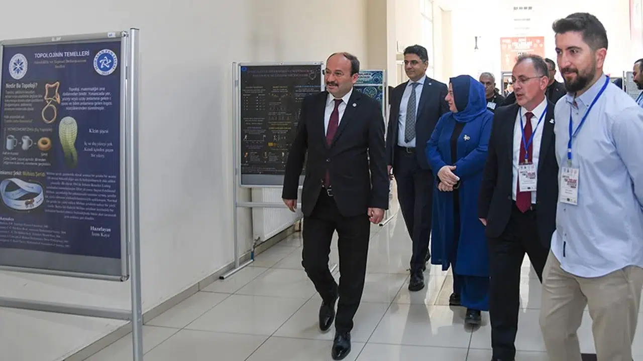 Bilimin genç yıldızları Erzurum'da buluştu: Geleceğin araştırmacıları ETÜ'de sahne aldı