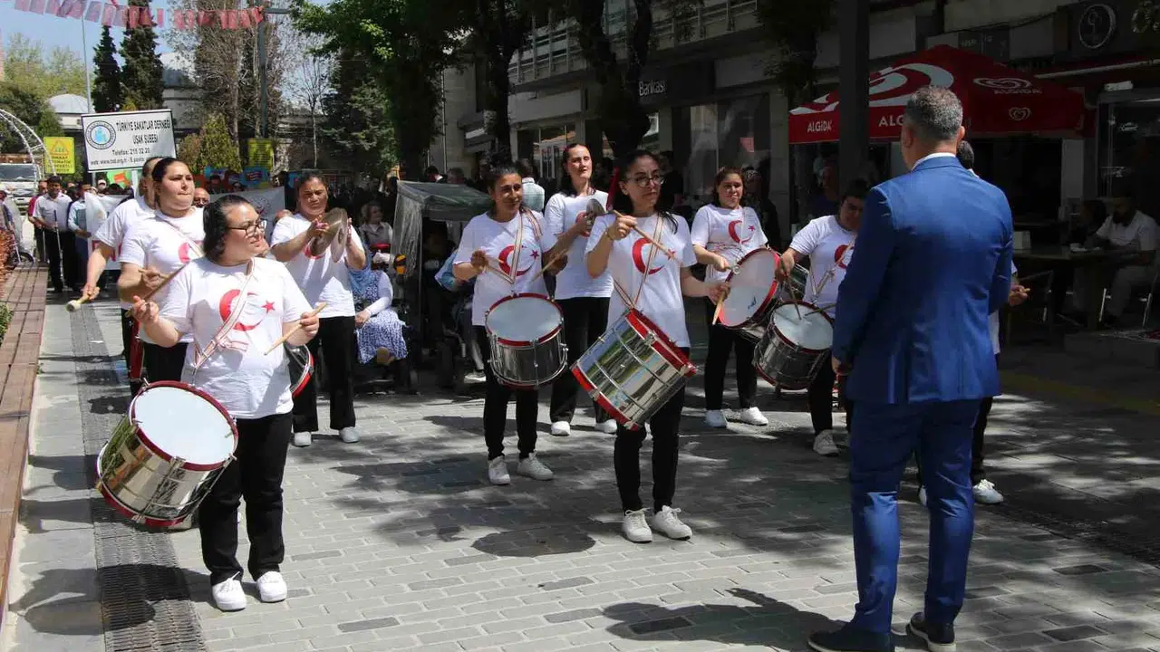 Uşak’ta engelleri aşmak için yürüdüler: Şehrin kalbinde anlamlı kortej