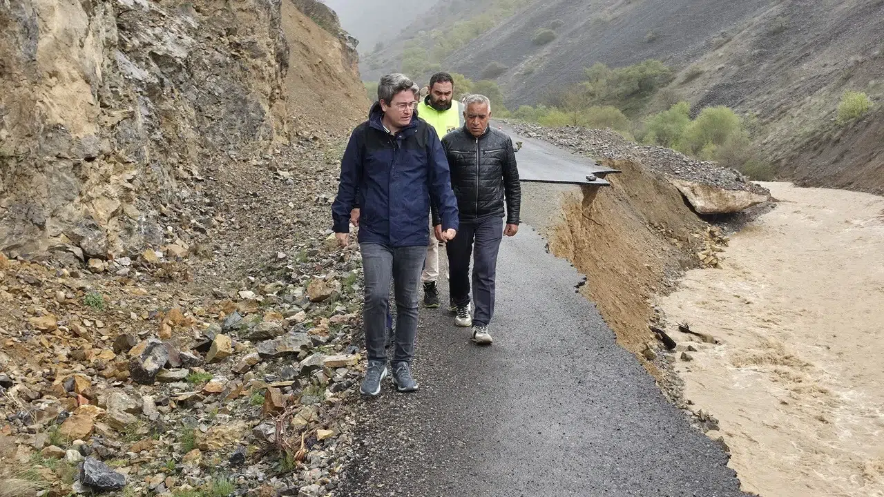 Erzincan’da sel felaketi: Üç köyün ulaşım hattı çöktü
