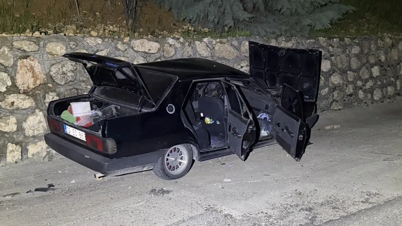 Adıyaman'da alkolün getirdiği felaket: Ters şeride giren otomobil duvara çarptı