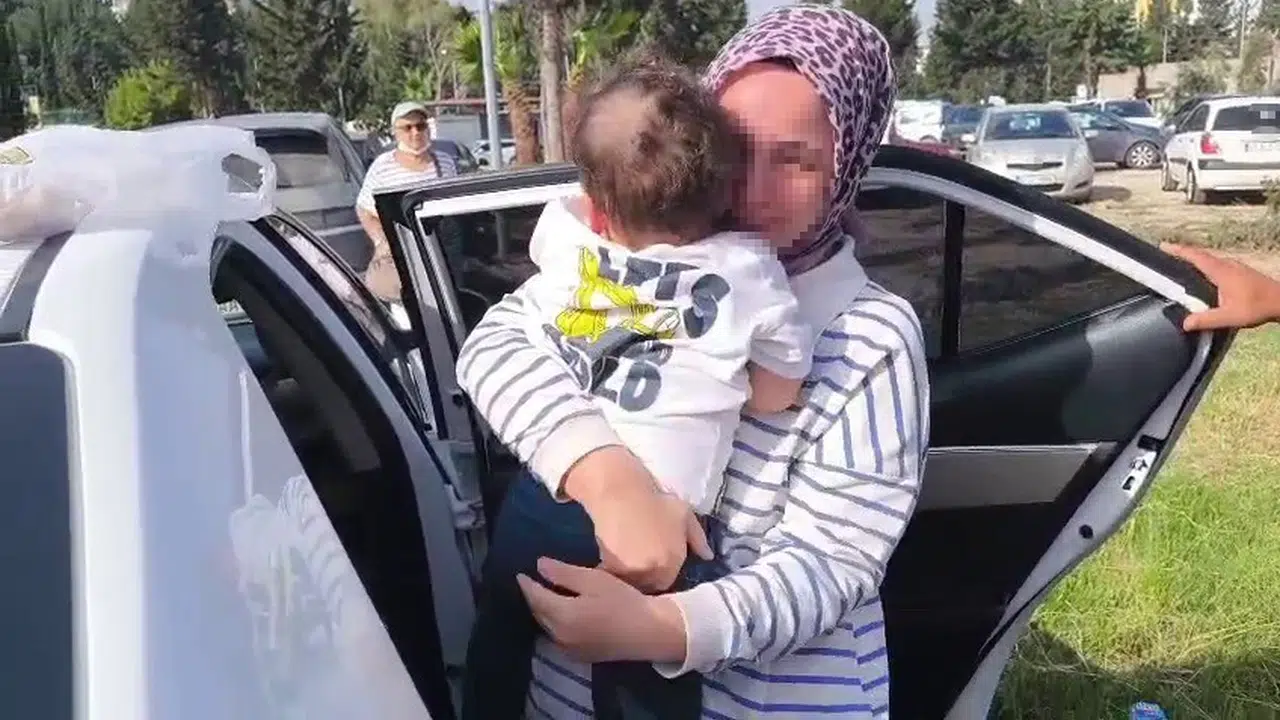 Otomobil kabusu mutlu bitti: Minik yavrusuna kavuşan annenin gözyaşları sel oldu