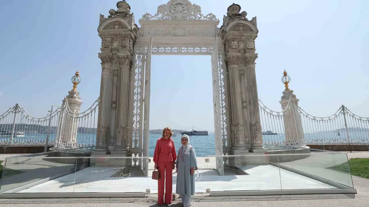 Dolmabahçe'de tarihi buluşma: Emine Erdoğan ve Kraliçe Mathilde bir araya geldi