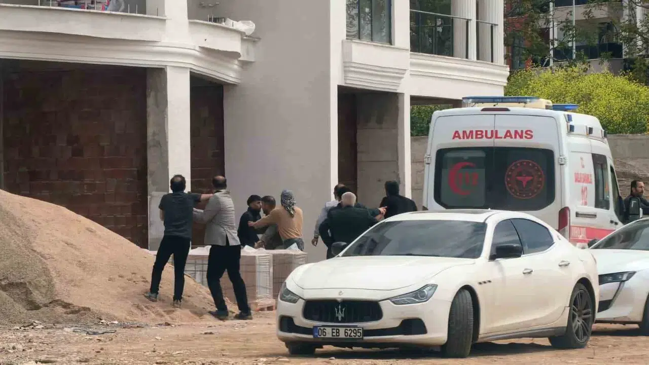 İnşaat sahasında dehşet anları: Yaralıya ambulansta bile saldırmaya kalktılar