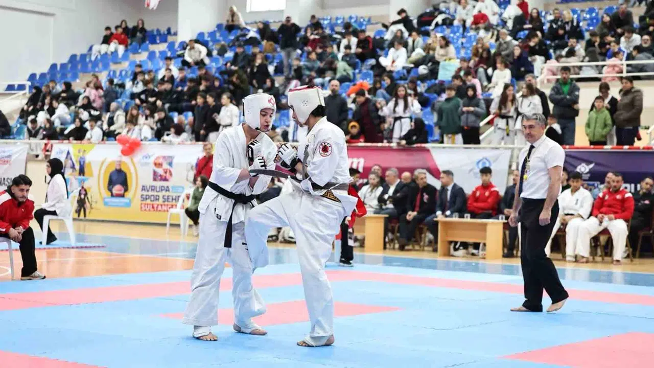 Sultangazi’de madalya yağmuru: 500 sporcu şampiyonluk için ter döktü