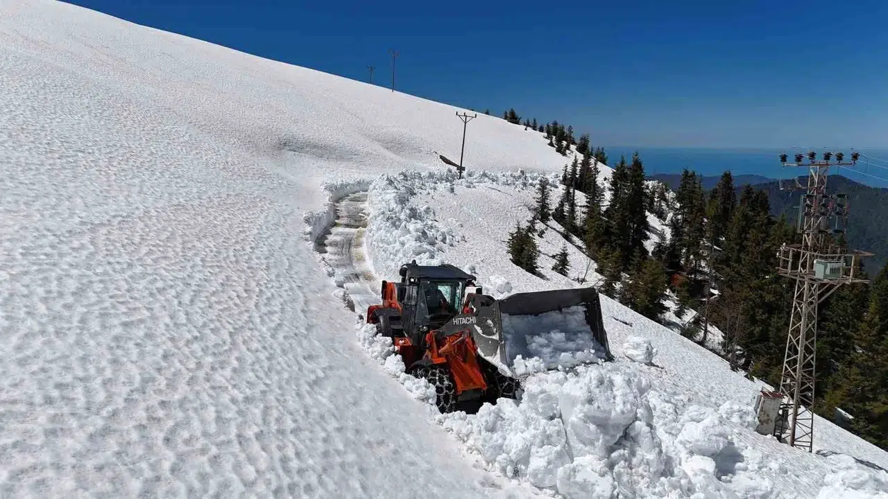 Bulutların üzerindeki rotalar turizme hazırlanıyor: Rize'nin zirvelerinde hummalı çalışma