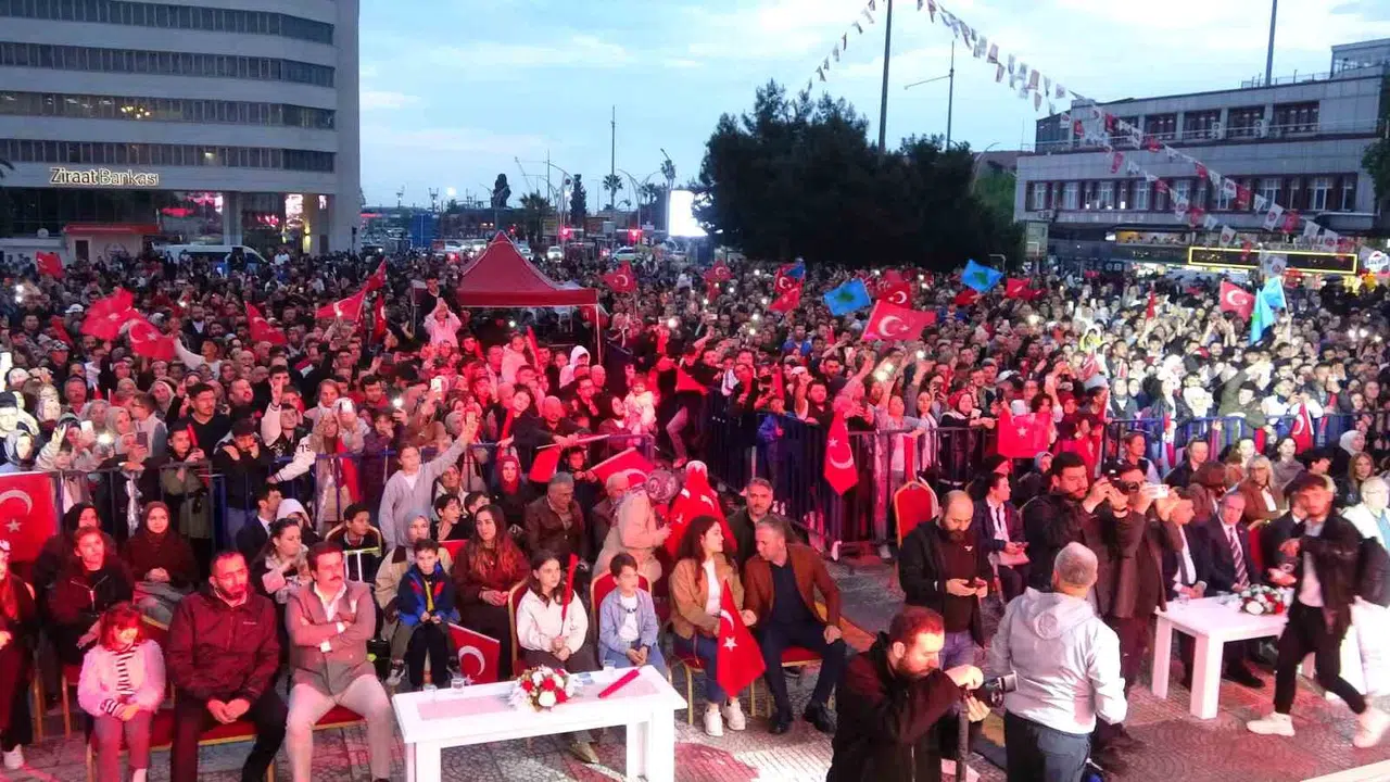 Samsun’da Anneler Günü’nde dev buluşma: Meydanlar şarkılarla yankılandı