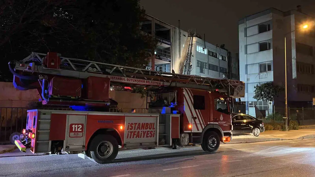 Zeytinburnu’nda korku dolu anlar: Matbaacılar çarşısında alevler gökyüzünü kapladı