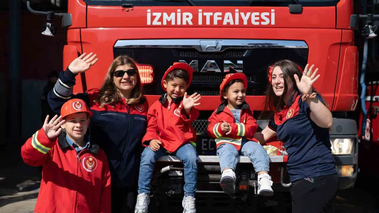 Alevlerin ortasında hayat kurtarıyor, evde şefkatle sarılıyorlar: İtfaiyeci annelerin fedakarlık öyküsü