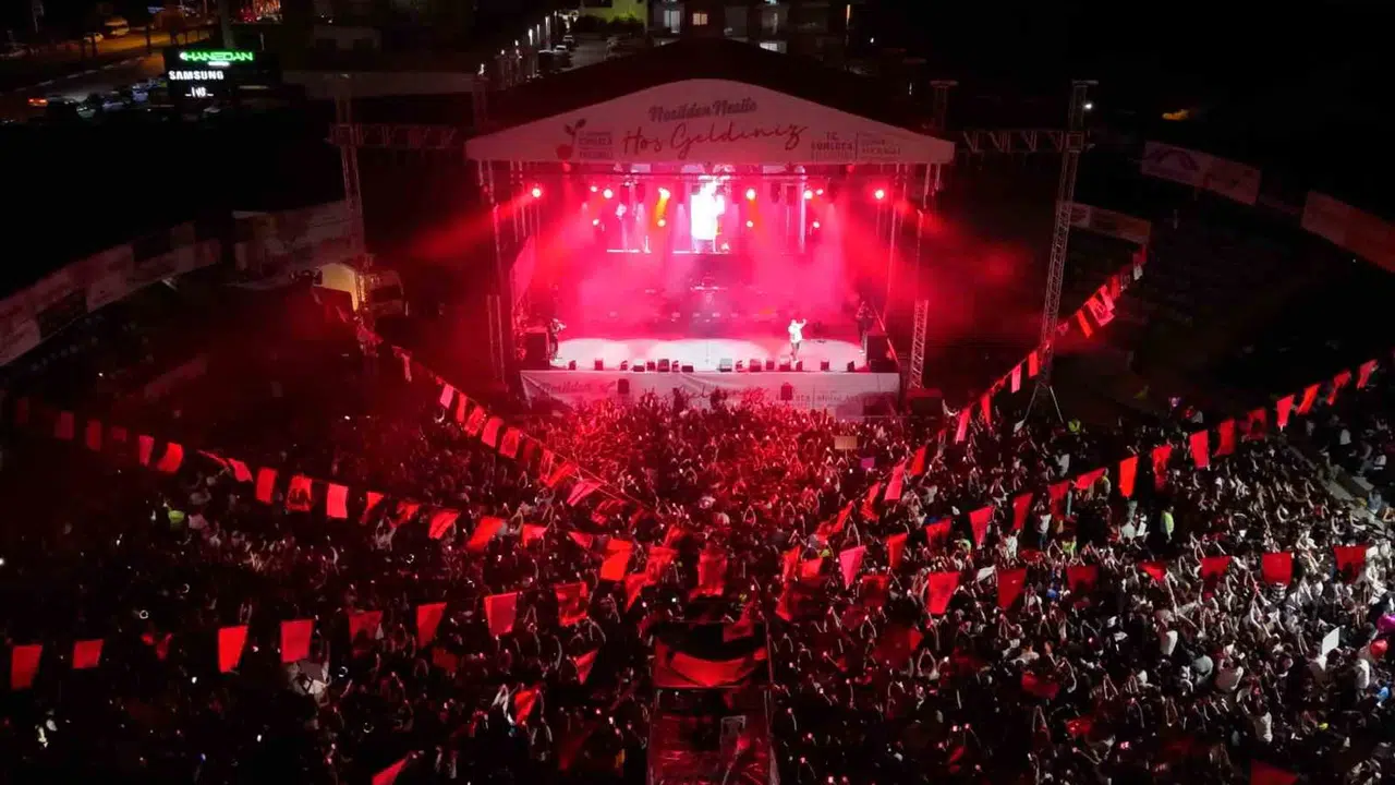 Kumluca’da müzik rüzgarı: Poizi sahnesiyle festival coşkusu zirveye taşındı