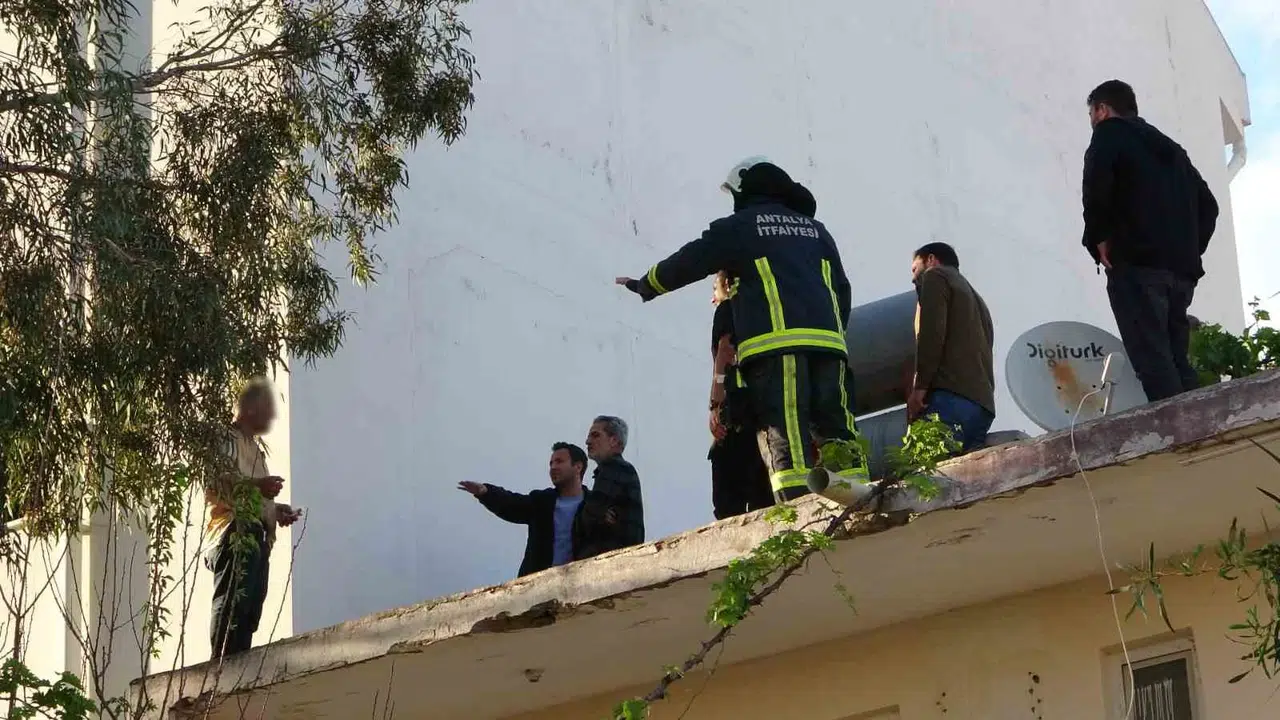 Çatıdaki dehşet anları gazetecinin hamlesiyle bitti: İntihar girişiminde kritik müdahale