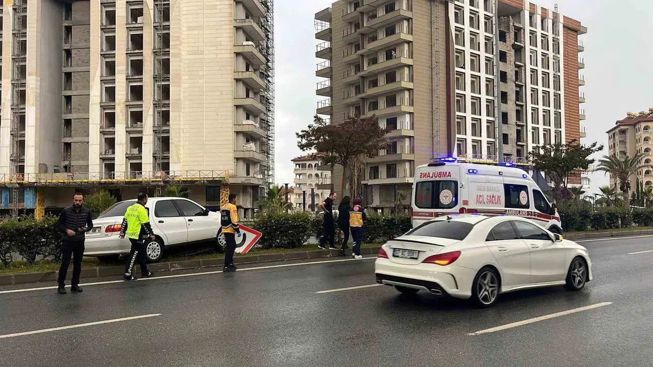Alanya’da sabah trafiğinde korkutan kaza: Direksiyon hakimiyetini kaybetti, refüje saplandı