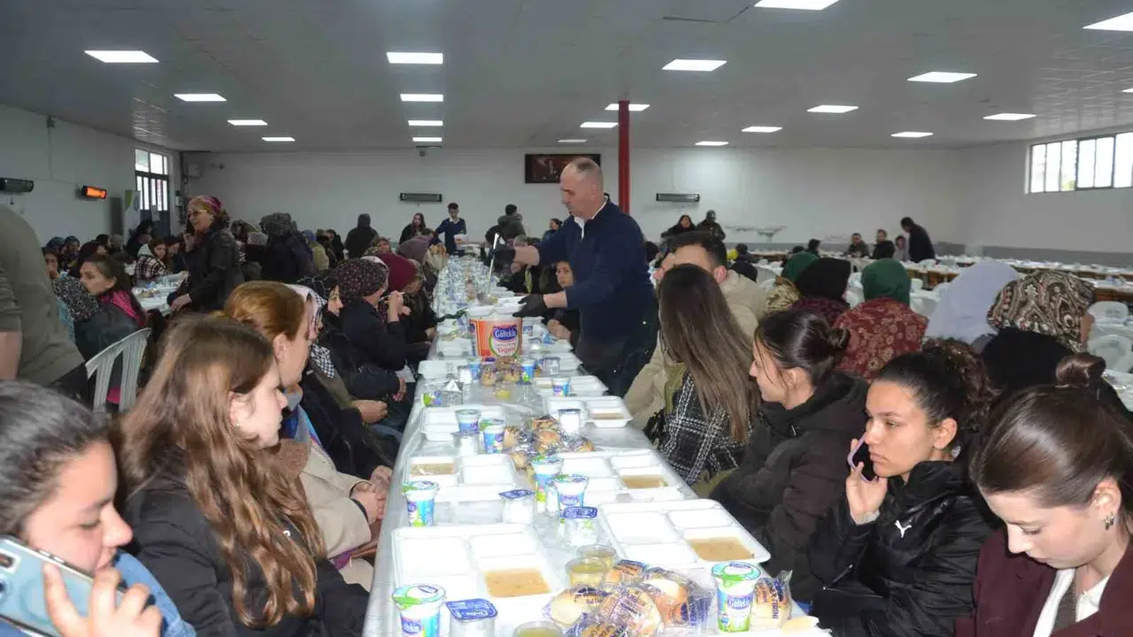 Yağmur eğlenceye engel oldu, Kayalar Mahallesi’nde dayanışma kazandı: Hıdırellez sofrasında birlik mesajı