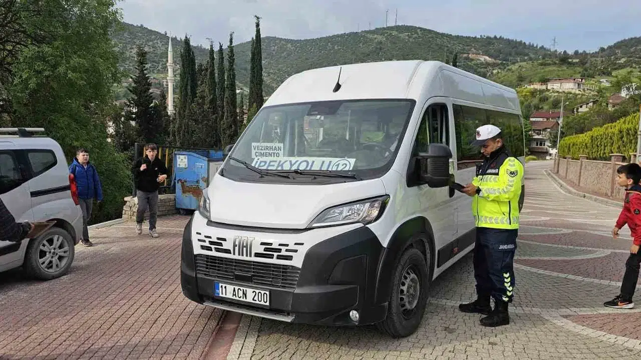 Vezirhan’da jandarmadan sıkı takip: Öğrencilerin güvenliği için servisler mercek altına alındı