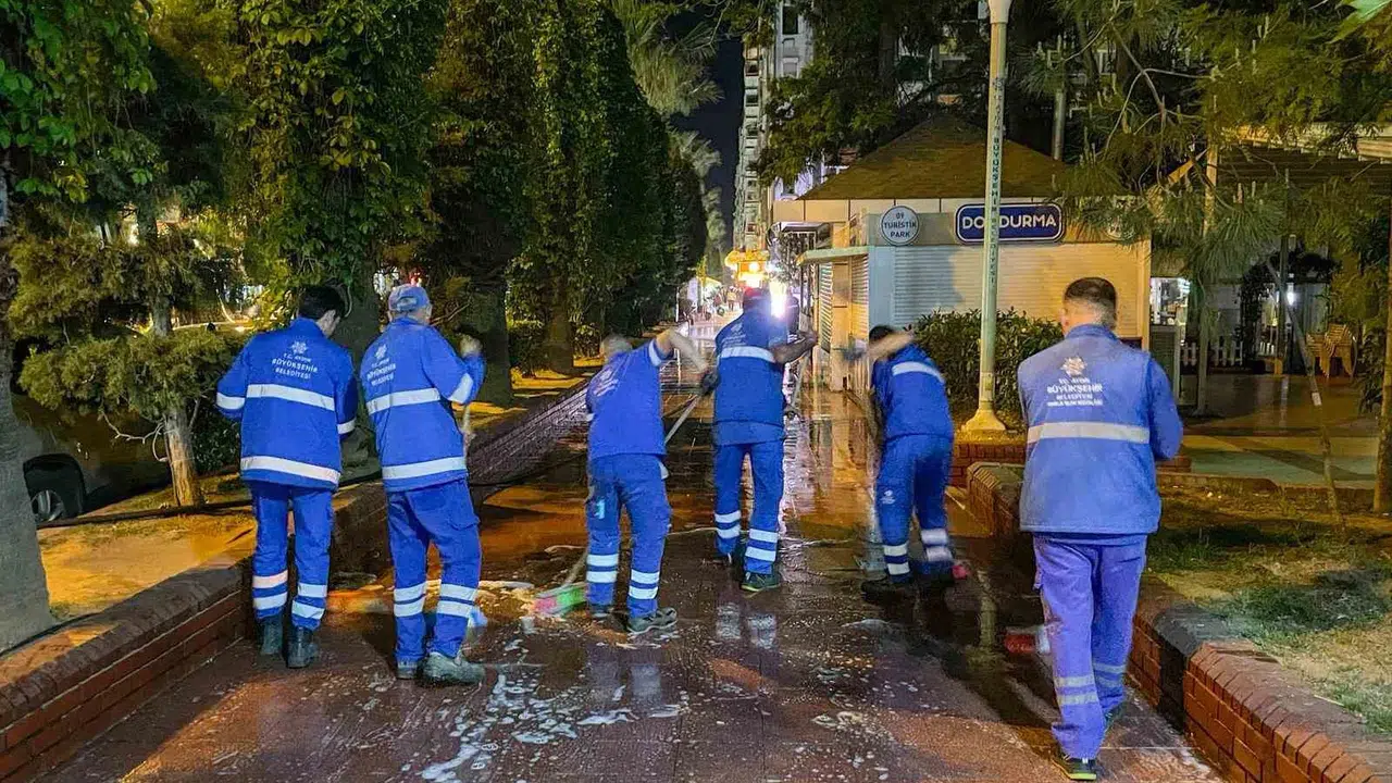 Aydın'da temizlik mesaisi: Başkan Çerçioğlu'ndan  Hizmetle büyüyen kent  vurgusu