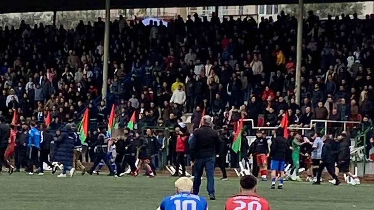 Penaltı noktasında yıkıldı, abisi şampiyonluk sevincini bir kenara bırakıp kardeşine koştu: Futbolun en insani karesi