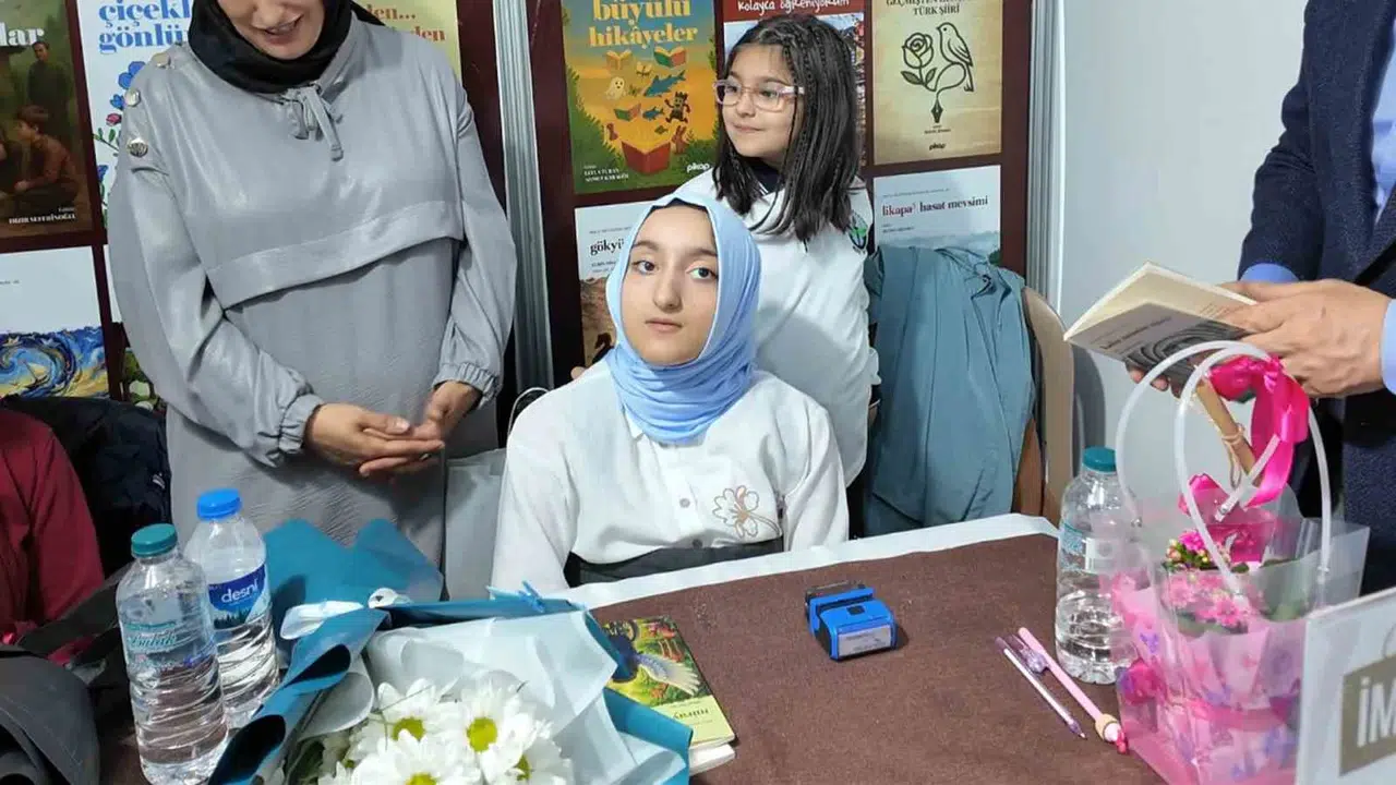 Engelleri kalemle aştı: 13 yaşındaki Miray, Rize Kitap Fuarı’nın yıldızı oldu
