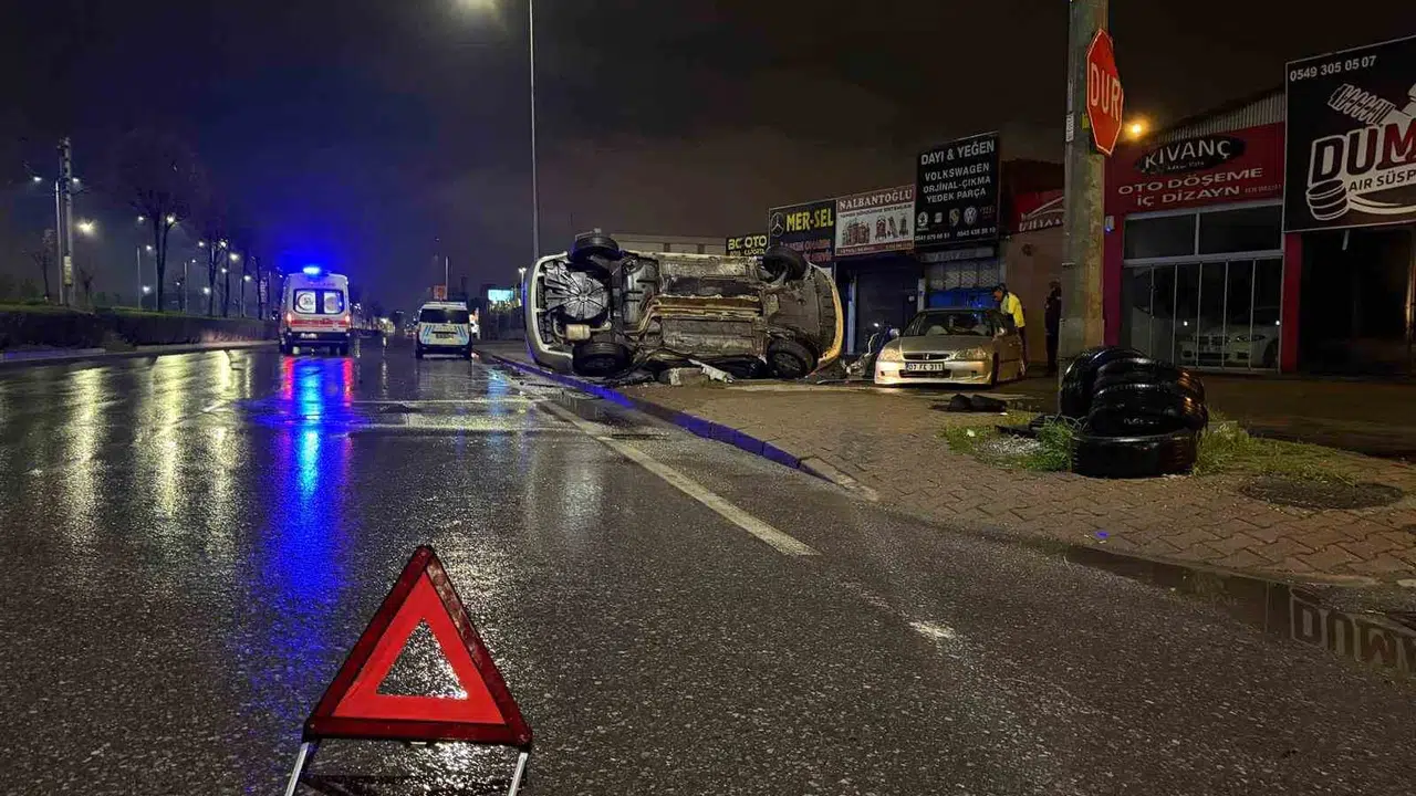 Kayseri'de şiddetli kaza: Park halindeki araca çarpan otomobil yan yattı