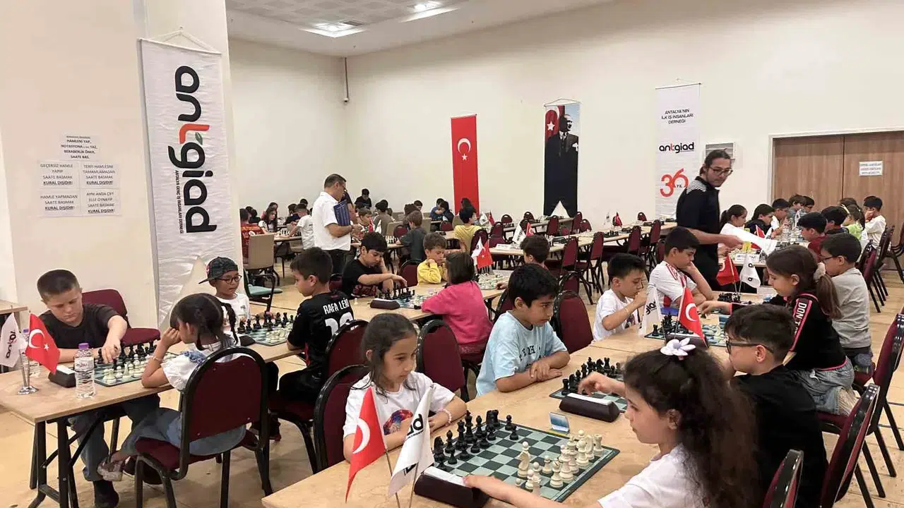 Hamleler geleceğin liderlerini yetiştiriyor: ANTGİAD satrançta yetenekleri ödüllendirdi