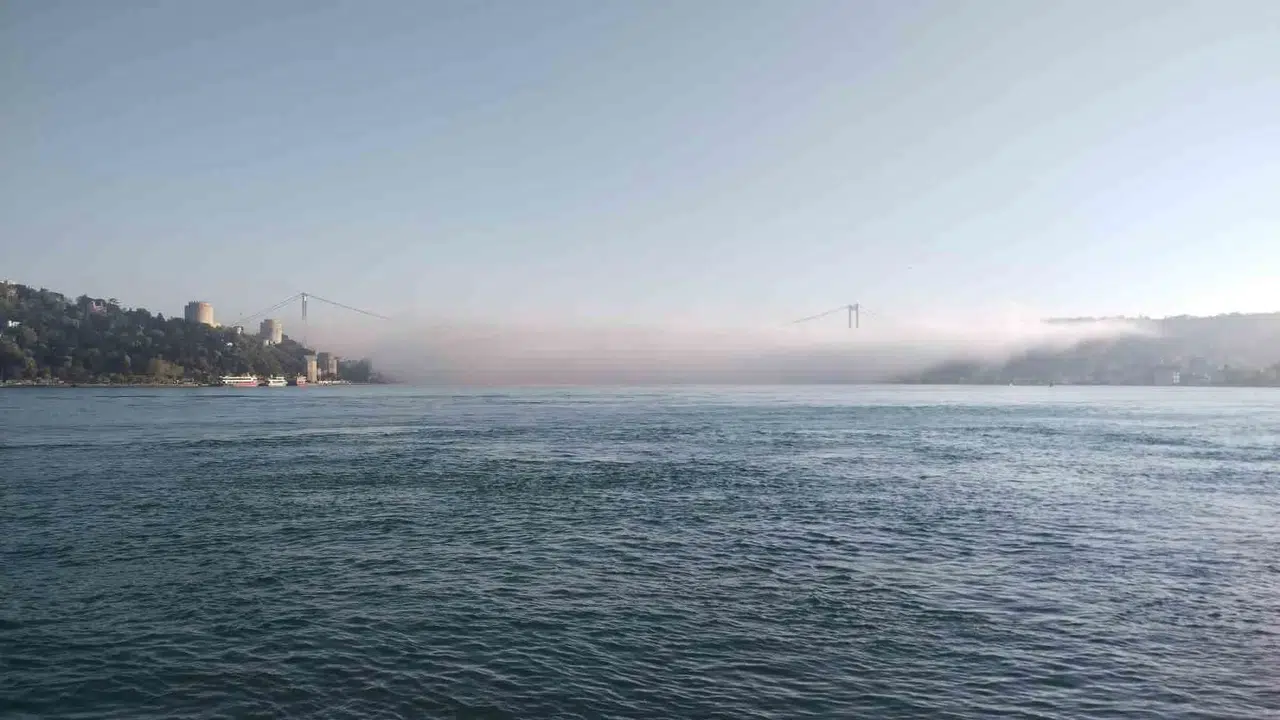 İstanbul Boğazı sisin esaretinde: Köprüler gözden kayboldu, ortaya kartpostallık manzaralar çıktı