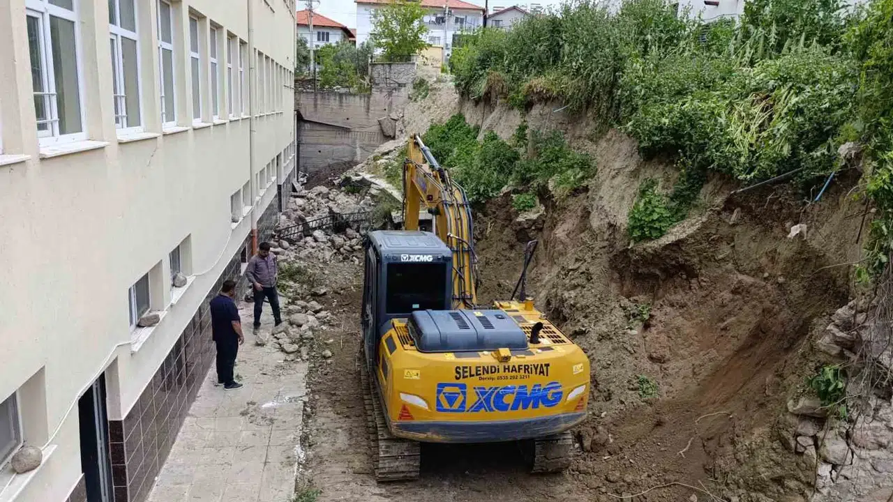 Öğrencilerin güvenliği için harekete geçildi: Selendi’de yıkılan duvar yeniden yükseliyor