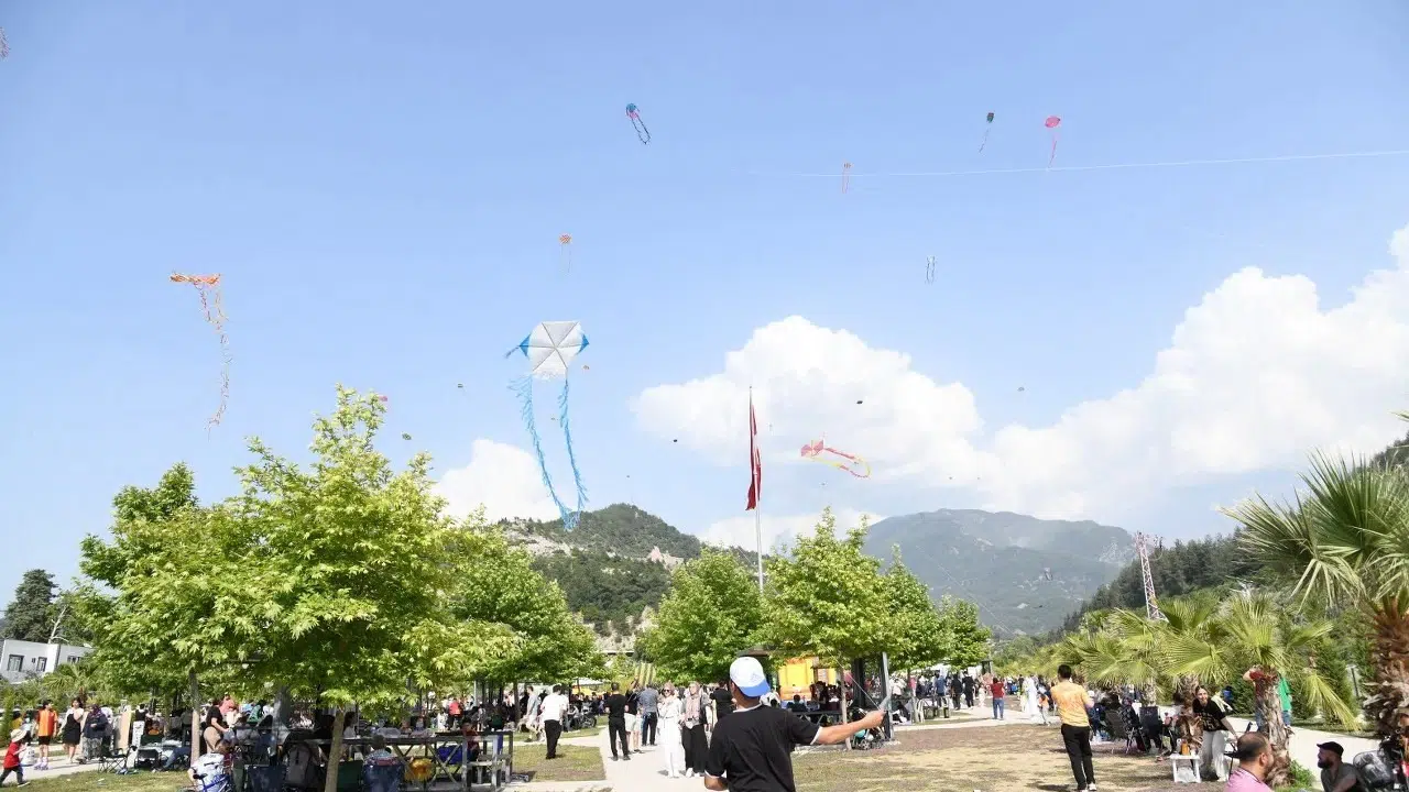 Osmaniye'de gökyüzü şenlendi: 80 metrelik lezzet sofrası çocukları mest etti