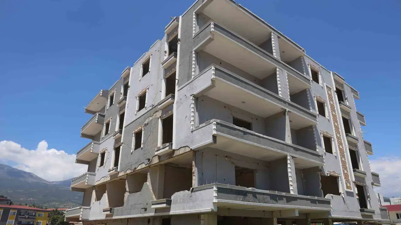 Yıkılmayı bekleyen binada ölümle burun buruna: Bir canı kurtarmak için basamakları tek tek çıktı