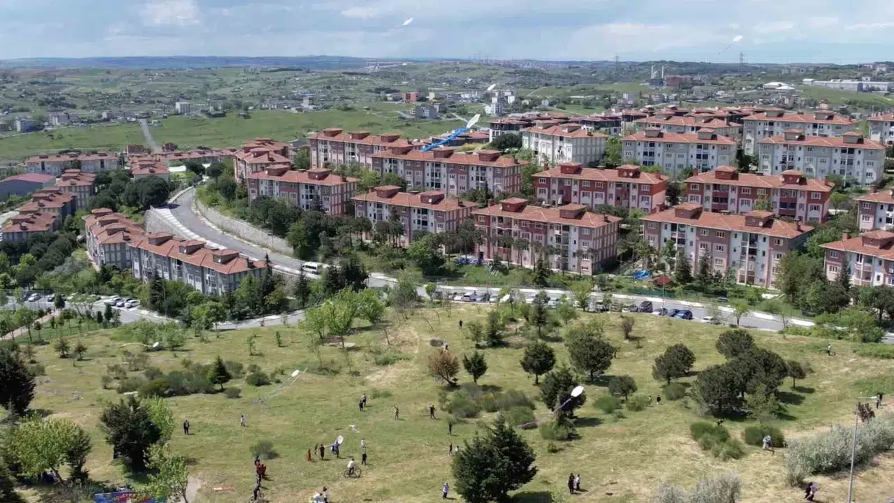 Arnavutköy’de gökyüzü şenlendi: Dijital ekranları bıraktılar, uçurtmaların peşinden koştular