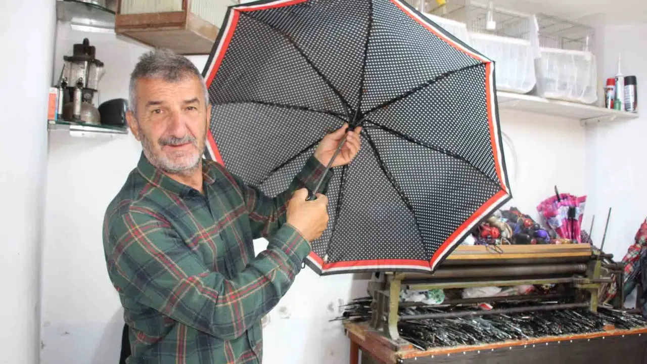 Yağmurun başkentinde son kale: 40 yıllık usta şemsiyelere yeniden hayat veriyor