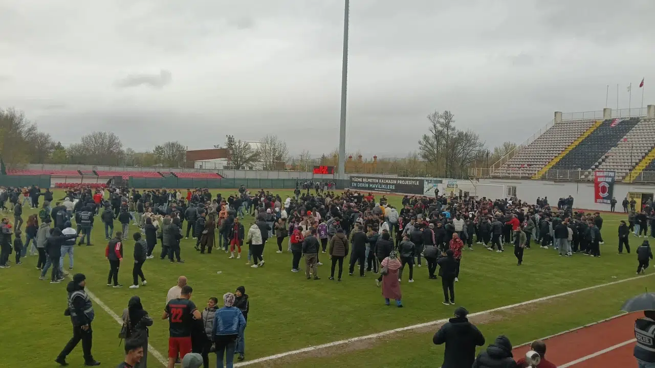 Kütahya’nın gurur günü: Tavşanlı Linyit ve Tepecikspor 3. Lig ateşini yaktı
