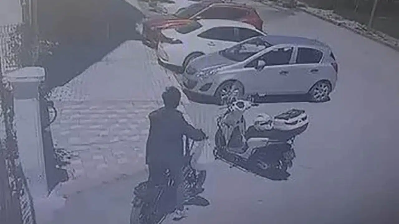 Elazığ'da pes dedirten hırsızlık: Gözüne kestirdiği kaskı saniyeler içinde götürdü