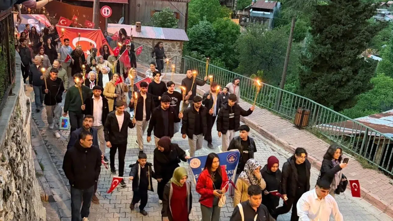 Kemaliye sokakları meşalelerle aydınlandı: 19 Mayıs coşkusu zirveye taşındı