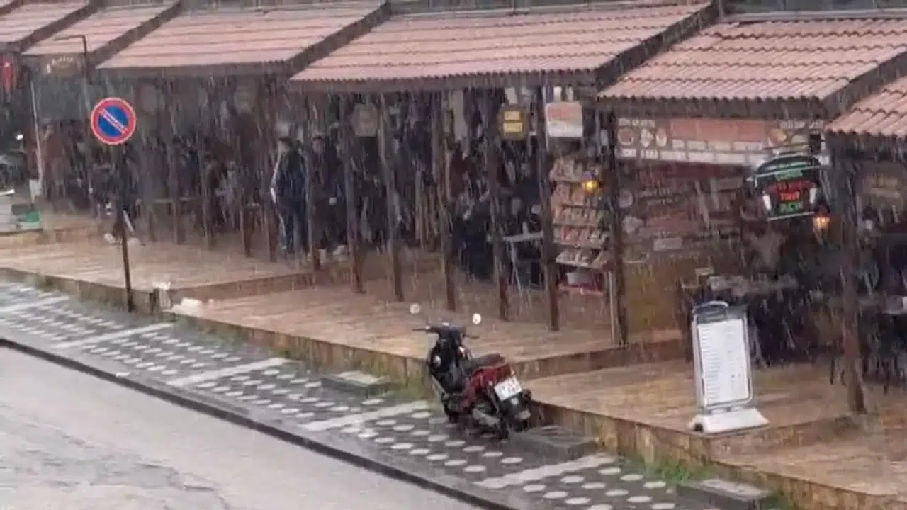 Mudurnu’da güneşli havaya ani veda: Vatandaşlar pazar yerinde sırılsıklam oldu