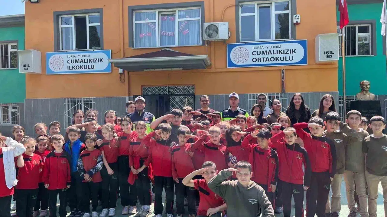 Bursa’da minik öğrencilere trafik eğitimi: Jandarma sahaya indi