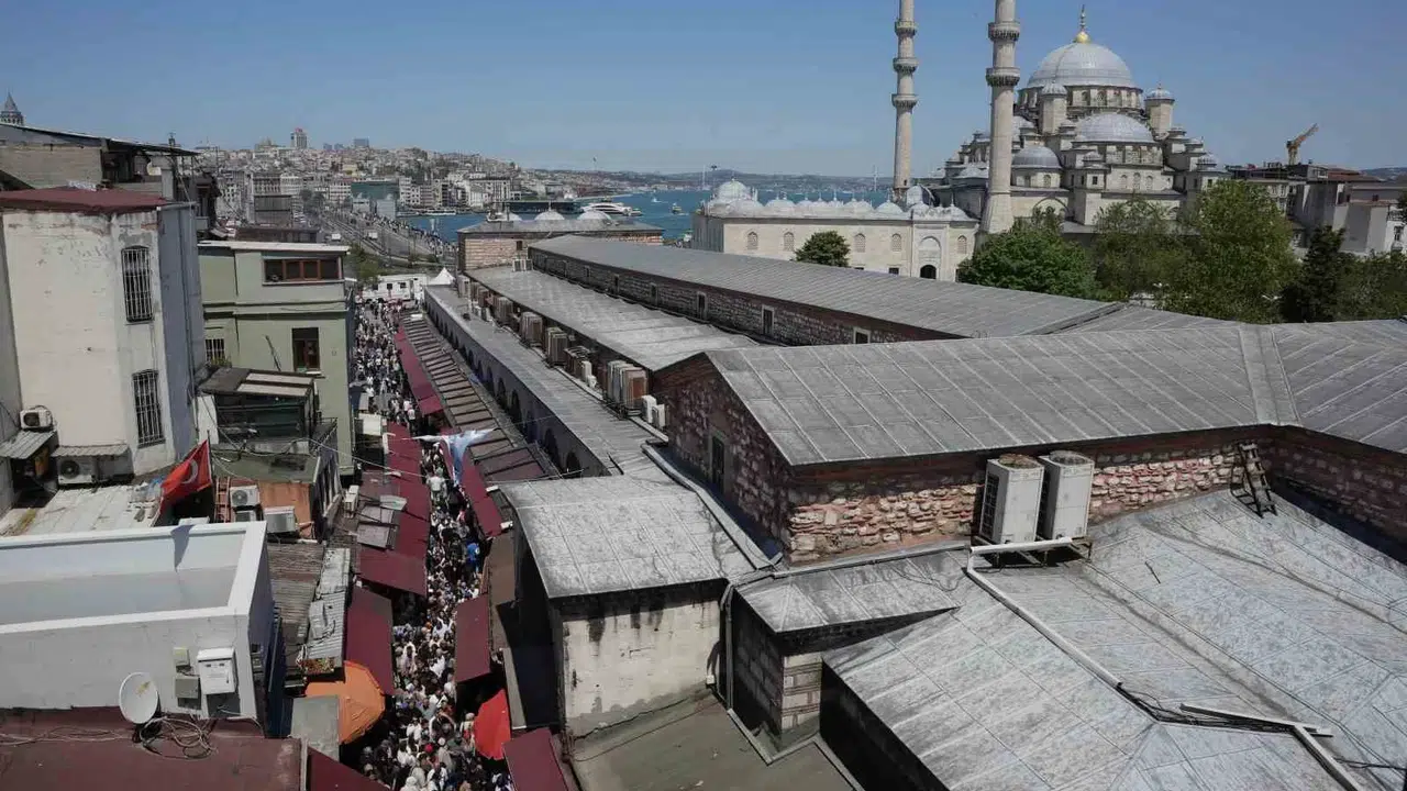 İstanbul’da bayram bereketi: Güneşli havayı gören kendini tarihi yarımadaya attı