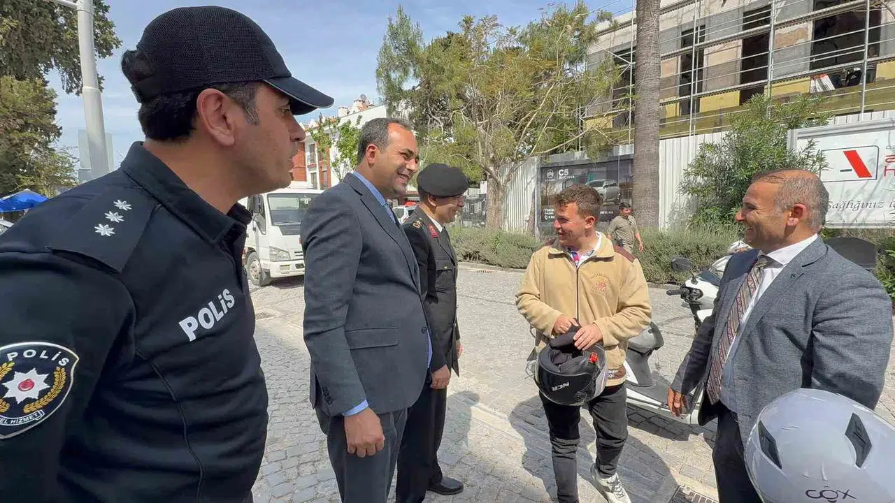 Datça’da motosiklet tutkunlarına anlamlı hediye: Kaskını tak, güvenle sür