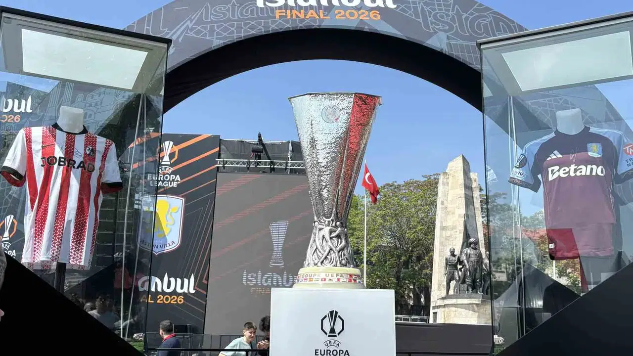 Beşiktaş’ta kupa heyecanı: İlhan Mansız taraftarlarla buluştu