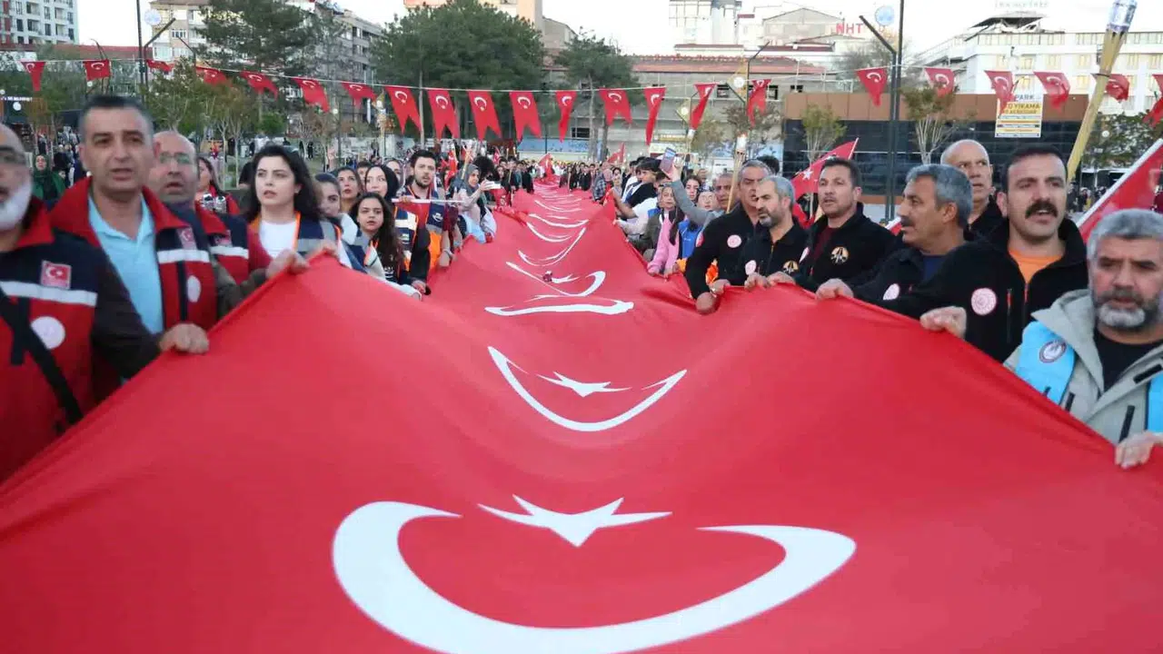 Elazığ’da 19 Mayıs coşkusu: Dev bayrakla fener alayı şehri kırmızı beyaza boyadı