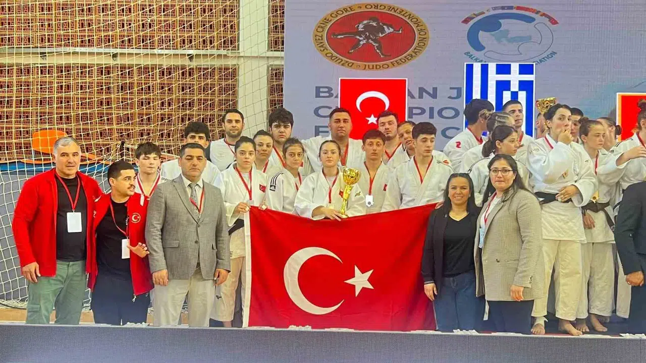Tatamiye damga vurdular: Manisalı judocular Balkanlar'dan zaferle döndü