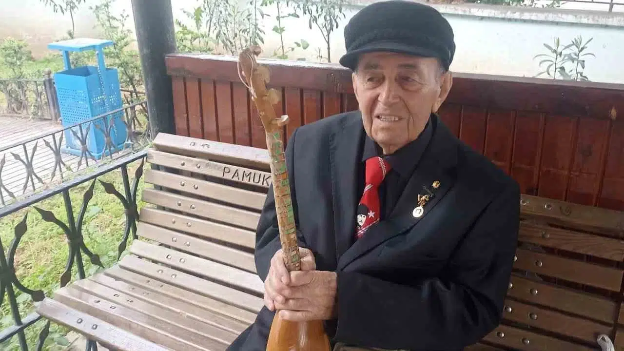 88 yaşında ama ruhu hep genç: Curasıyla zamana meydan okuyan usta sanatçıdan yeni nesle vasiyet