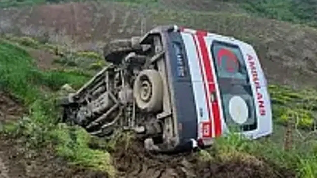 Siirt’te korkutan kaza: Hasta taşıyan ambulans şarampole uçtu
