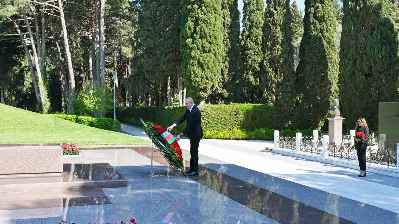 Azerbaycan’ın  Ulu Önder i unutulmadı: Fahri Hiyaban’da 103. yıl anması