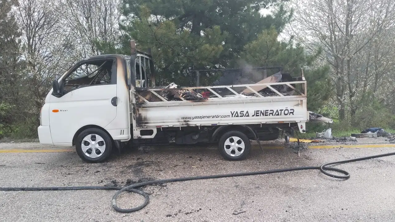 Kastamonu yolunda korku dolu anlar: Seyir halindeki araç küle döndü