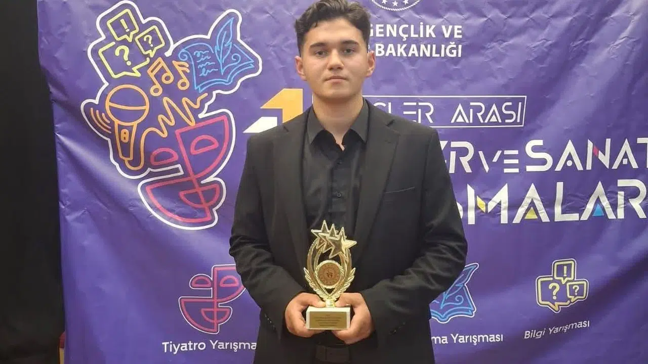 Sarıgöl’ün gururu oldu: Şiirdeki başarısıyla Türkiye finallerine adını yazdırdı