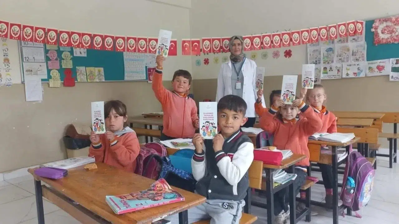 Sağlık ordusu miniklerin kapısını çaldı: Hastalıklara karşı el birliğiyle önlem