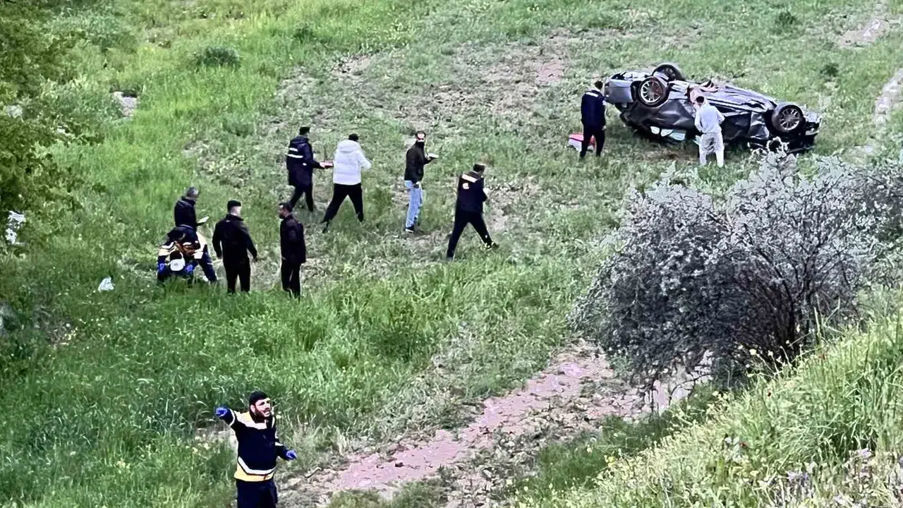 Adıyaman yolunda korku dolu anlar: Kontrolden çıkan araç tarlaya devrildi